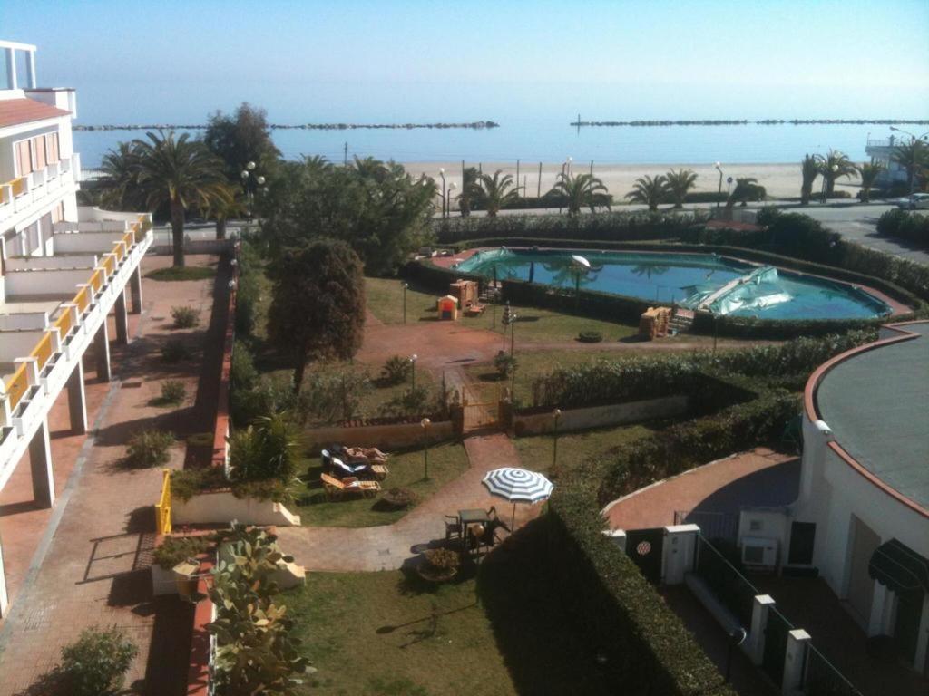 Le Rose Beach & Suites Appartamenti Fronte Mare A Villarosa Мартинсикуро Экстерьер фото
