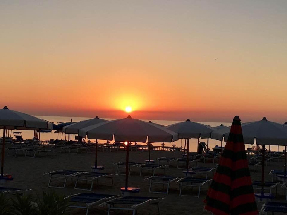 Le Rose Beach & Suites Appartamenti Fronte Mare A Villarosa Мартинсикуро Экстерьер фото
